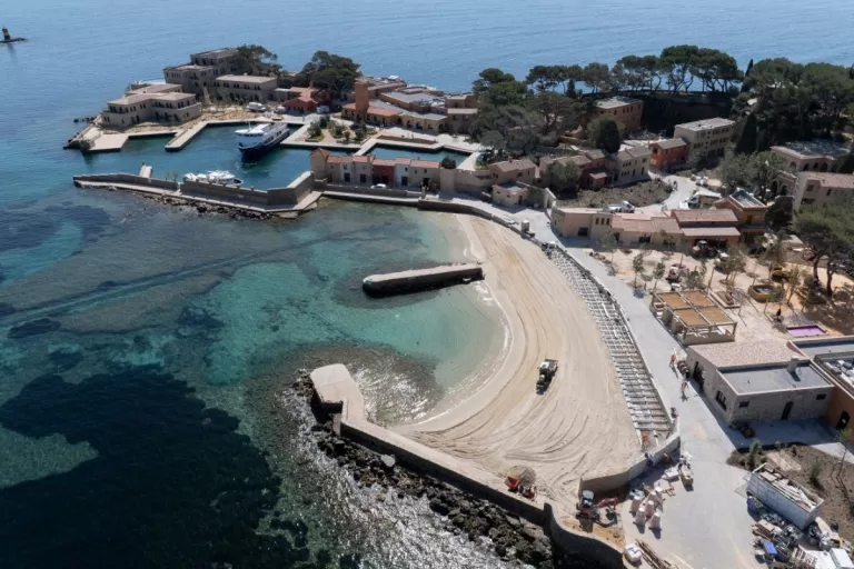 Vue aérienne de la plage et des nouveaux aménagements de l'île de Bendor dans le Var