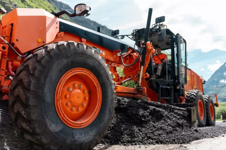 Une niveleuse Colas intervient sur le chantier Recycol à Bonneval-sur-Arc pour la mise en œuvre du revêtement recyclé.