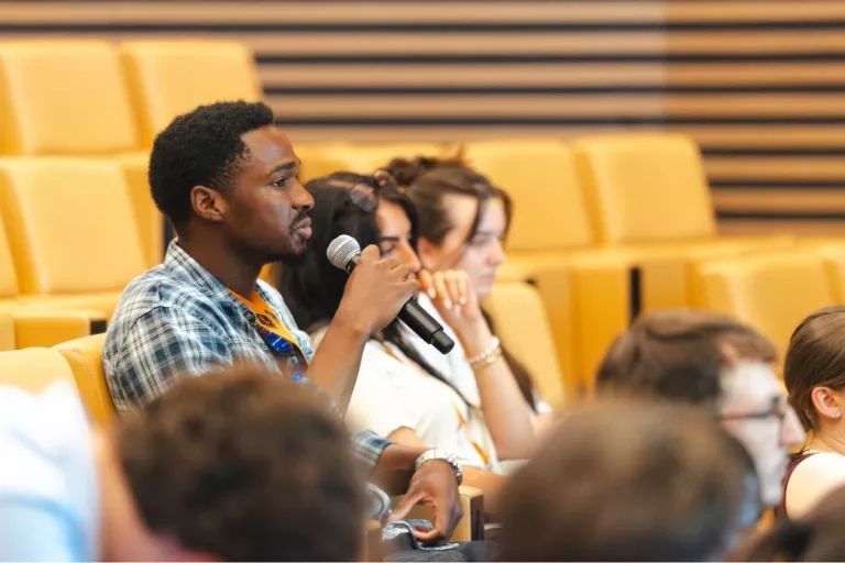 Un étudiant prend la parole lors des échanges qui ont suivi les présentations de projets.