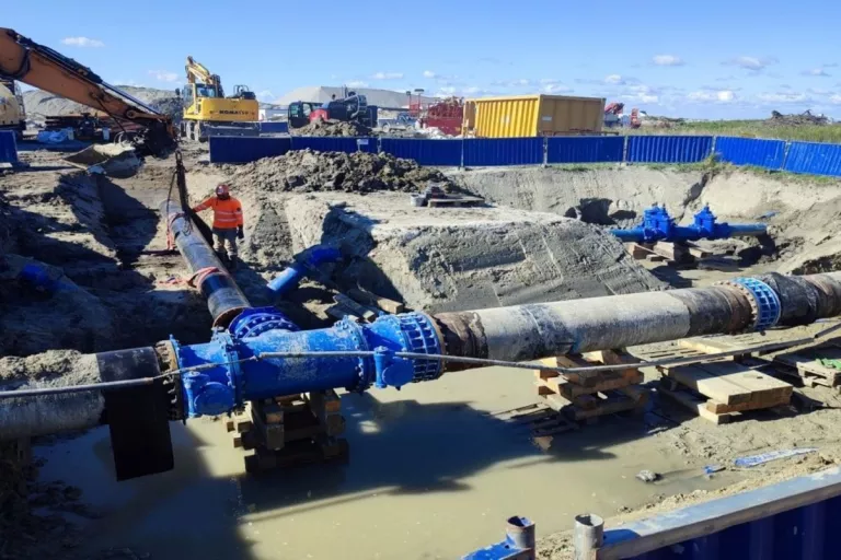 Travaux de raccordement de canalisations et de vannes sur un chantier SPAC.