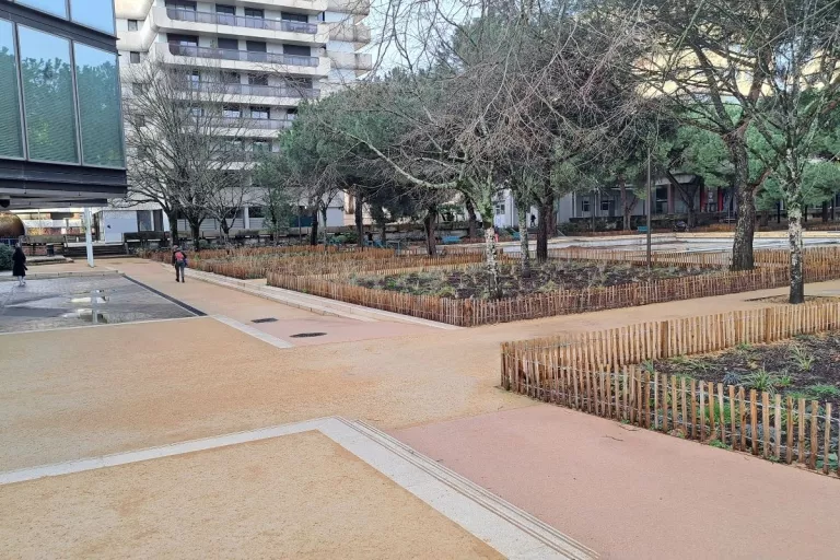 Espaces végétalisés et cheminements piétons aménagés entre les bâtiments à Bordeaux.