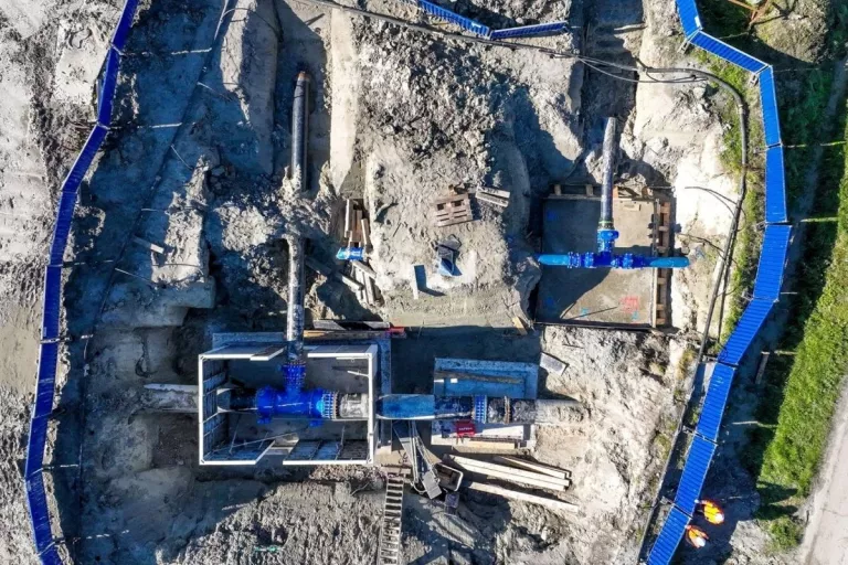 Vue aérienne d’un chantier SPAC avec canalisations, vannes et ouvrages enterrés en cours d’installation.