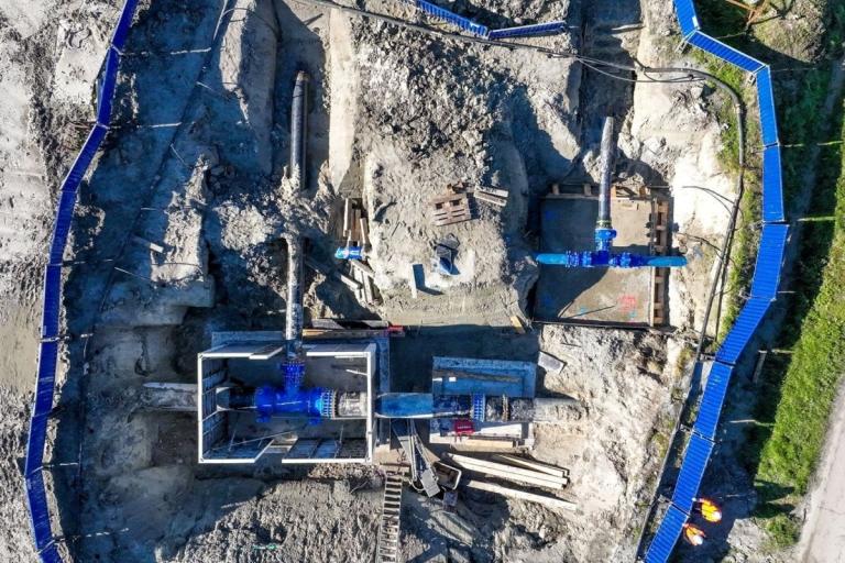 Vue aérienne d’un chantier SPAC avec canalisations, vannes et ouvrages enterrés en cours d’installation.
