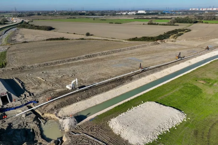 Vue aérienne d’un chantier SPAC avec déploiement d’une canalisation sur plusieurs centaines de mètres.