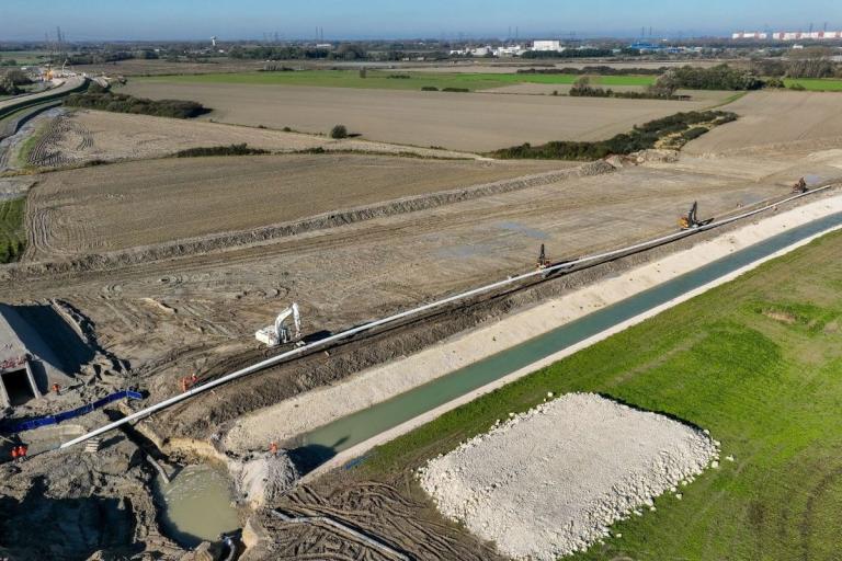 Vue aérienne d’un chantier SPAC avec déploiement d’une canalisation sur plusieurs centaines de mètres.
