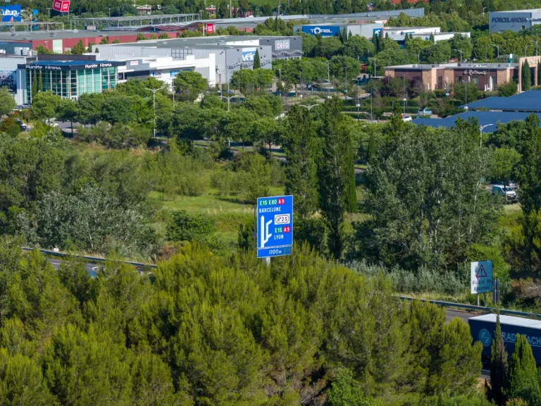 Nouveau panneau de présignalisation installé en bordure de l'autoroute A9, indiquant les directions vers Barcelone et Lyon.