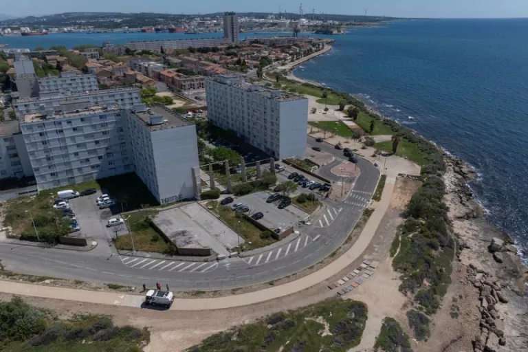 Vue aérienne de la piste cyclable aménagée le long du littoral de Port-de-Bouc.