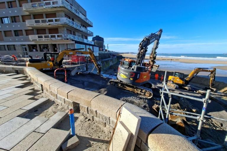 Pelles mécaniques en intervention sur un chantier du front de mer à Saint-Malo