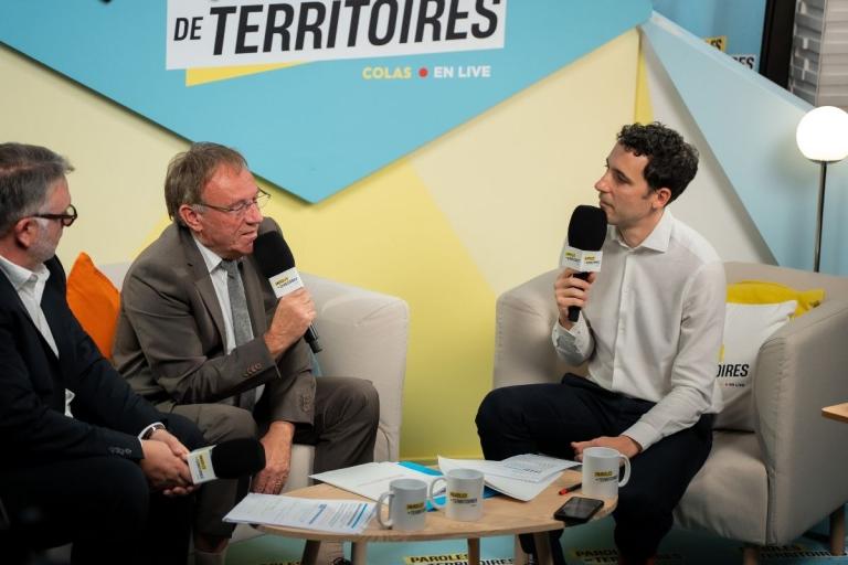 Deux intervenants discutent au micro, accompagnés d’un troisième invité, sur le plateau de l’émission Paroles de Territoires de Colas.