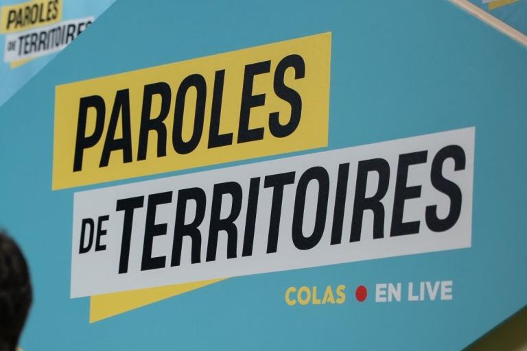 Logo de l’émission Paroles de Territoires de Colas en Live, affiché en noir sur un fond bleu turquoise avec des éléments jaunes et blancs.