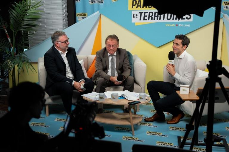 Trois intervenants échangent sur le plateau de l’émission Paroles de Territoires de Colas, lors d’une table ronde filmée.