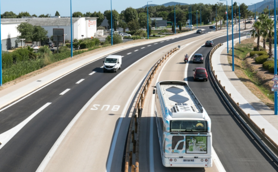 Voie bus à haut niveau de service en site propre, avec chaussées neuves, aménagements paysagers et circulation mixte sur les voies générales adjacentes.