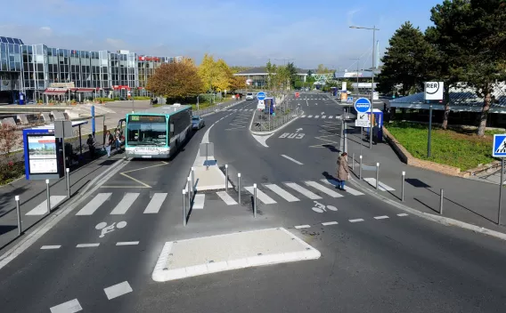 Pôle d’échanges apaisé où bus, vélos et piétons cohabitent sur une voirie neuve, lisible et sécurisée, reliant le quartier au RER.