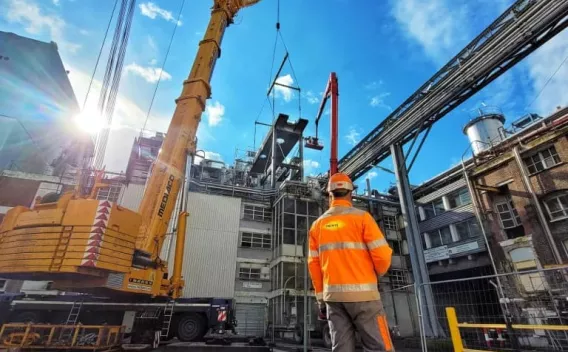 Premys : Levage industriel sous contrôle, grue mobile en action et équipes en haute visibilité sécurisant l’opération au cœur d’un site de production.