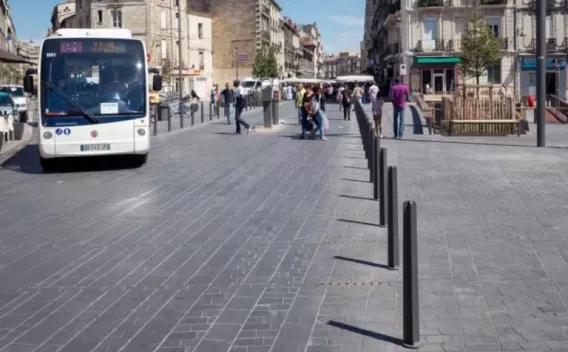 Pôle intermodal devant gare avec voies bus dédiées, îlots piétons protégés et signalétique claire favorisant correspondances sûres et fluides.