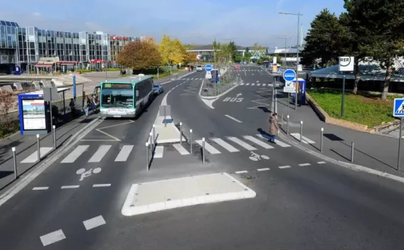 Zone de connexion bus–RER avec voies spécialisées et marquage clair, assurant une circulation fluide et sécurisée pour tous les usagers.