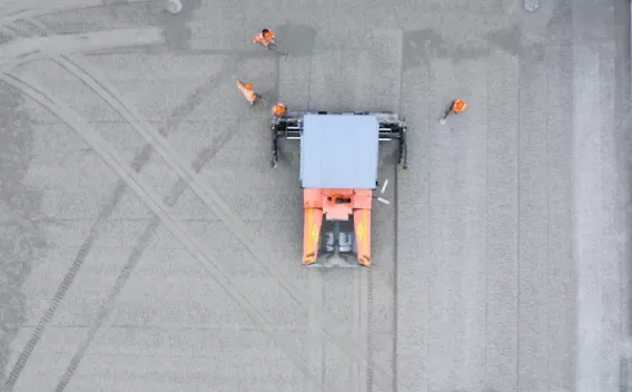 Vue aérienne d’un chantier de nivellement, illustrant précision et coordination des équipes.