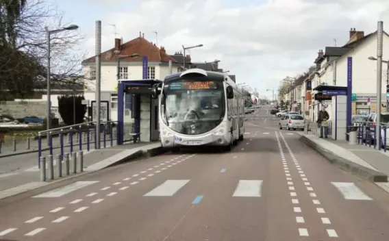 Aire de manutention portuaire en béton, adaptée au trafic lourd des conteneurs.