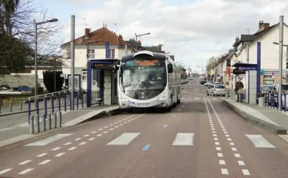 Aire de manutention portuaire en béton, adaptée au trafic lourd des conteneurs.