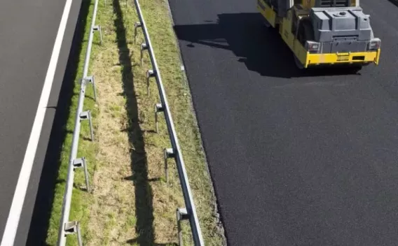 Réalisation d’un enrobé noir de haute performance sur chaussée routière, assurant tenue mécanique, adhérence et résistance au trafic autoroutier.