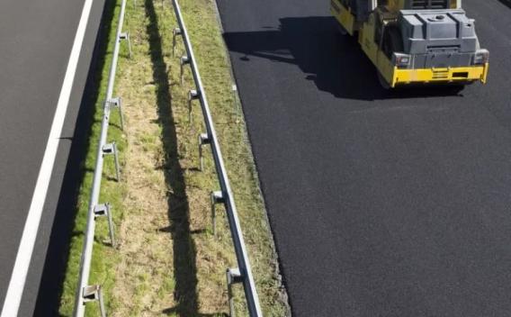 Réalisation d’un enrobé noir de haute performance sur chaussée routière, assurant tenue mécanique, adhérence et résistance au trafic autoroutier.