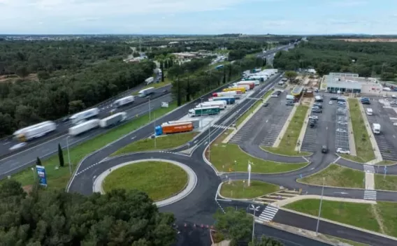 Travaux de voirie et aménagements (pose d’enrobé, trottoirs, accotements, compactage) avec équipes en EPI, engins et zones de chantier balisées.
