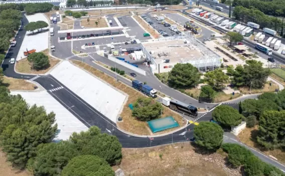 Zone logistique aménagée avec voies de circulation optimisées pour accueillir poids lourds et véhicules légers.