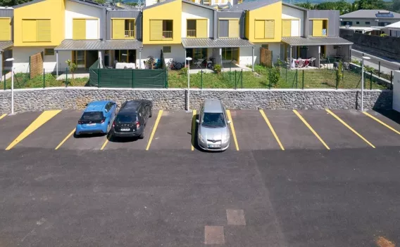 Parkings rénovés, enrobé fraîchement posé et marquage au sol précis, offrant une circulation fluide et des emplacements clairement délimités pour une utilisation optimale.