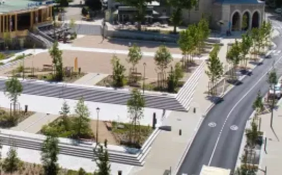 Grand espace mansardé à rénover, baigné de lumière naturelle et offrant une structure porteuse apparente idéale pour un projet de réhabilitation créatif.