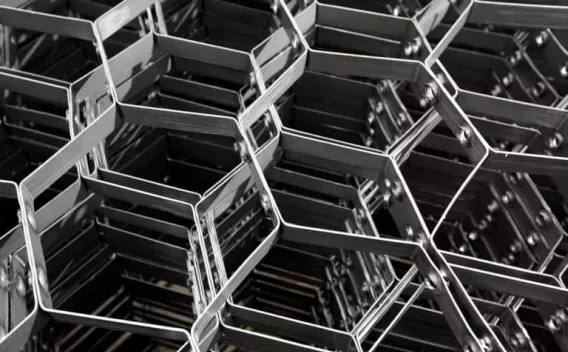 Structure métallique modulaire en forme d’alvéoles hexagonales, offrant résistance et légèreté pour applications industrielles.