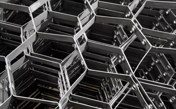 Structure métallique modulaire en forme d’alvéoles hexagonales, offrant résistance et légèreté pour applications industrielles.
