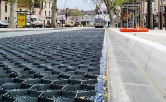 Installation de dalles alvéolées pour renforcement de surface, assurant stabilité et infiltration contrôlée des eaux.