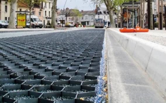 Installation de dalles alvéolées pour renforcement de surface, assurant stabilité et infiltration contrôlée des eaux.