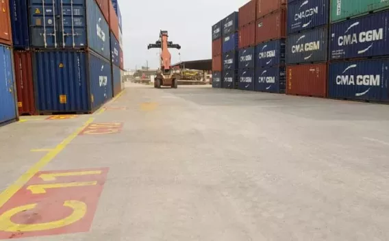 Surface bétonnée dans terminal portuaire, offrant robustesse et adaptation au trafic intensif de conteneurs.
