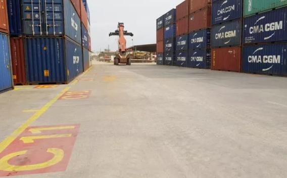 Surface bétonnée dans terminal portuaire, offrant robustesse et adaptation au trafic intensif de conteneurs.