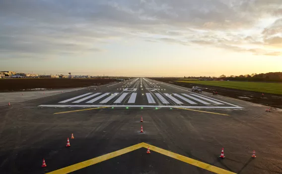 Piste 3 de l'aéroport Paris-Orly : Piste entièrement réhabilitée et remise en service au lever du jour, marquages neufs et balisage lumineux alignés pour une sécurité et une lisibilité optimales.