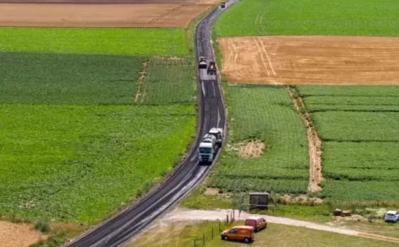 Quai d’échange multimodal structuré avec voies bus dédiées, bandes cyclables et traversées piétonnes sécurisées favorisant l’accès fluide à la gare.
