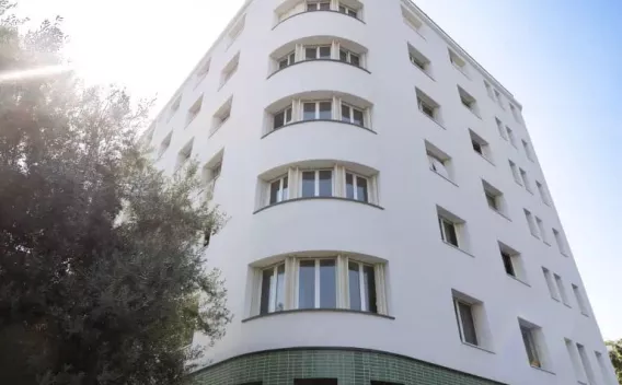 Rénovation de la façade et des parties communes - Paris Vanves : Vue aérienne d’un chantier de terrassement et soutènement en zone résidentielle montrant palplanches en place, terrassement en cours, deux pelles à l’œuvre, signalisation et stockage de matériel.