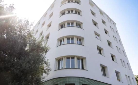 Rénovation de la façade et des parties communes - Paris Vanves : Vue aérienne d’un chantier de terrassement et soutènement en zone résidentielle montrant palplanches en place, terrassement en cours, deux pelles à l’œuvre, signalisation et stockage de matériel.