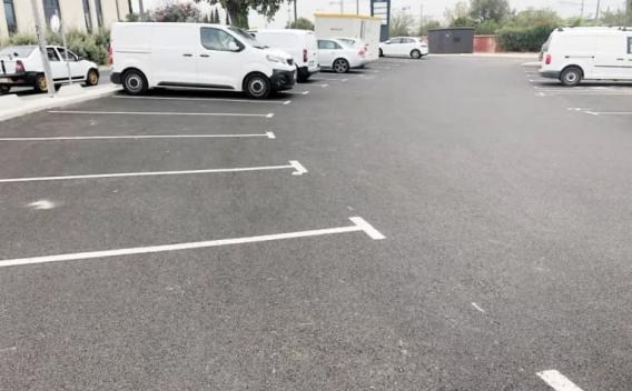 Mise en œuvre d’un réseau de canalisation bleue : opérateur en EPI procédant au montage et au serrage d’un coude sur lit granulaire, assurant la continuité et l’étanchéité du branchement dans un chantier organisé.