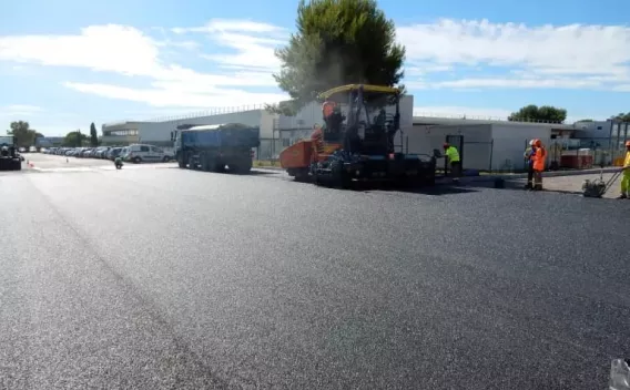 Opération de raccordement et montage de canalisation bleue par un opérateur en EPI, exécutée avec soin sur lit granulaire pour garantir l'étanchéité et la longévité du réseau.