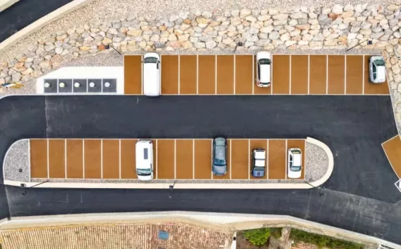 Opérateur en EPI procédant au montage et au serrage d'un raccord de canalisation bleue sur lit granulaire, intervention exécutée avec précision pour garantir l'étanchéité et la durabilité du réseau.