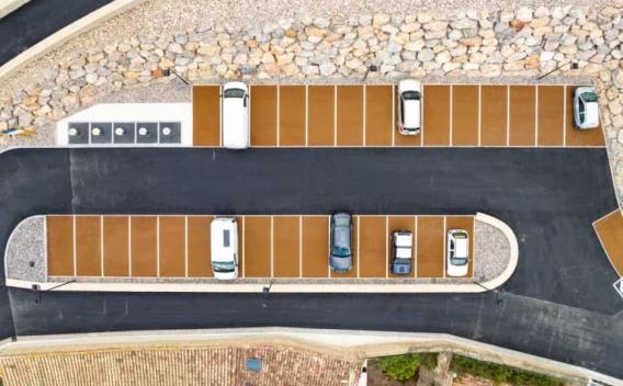 Opérateur en EPI procédant au montage et au serrage d'un raccord de canalisation bleue sur lit granulaire, intervention exécutée avec précision pour garantir l'étanchéité et la durabilité du réseau.
