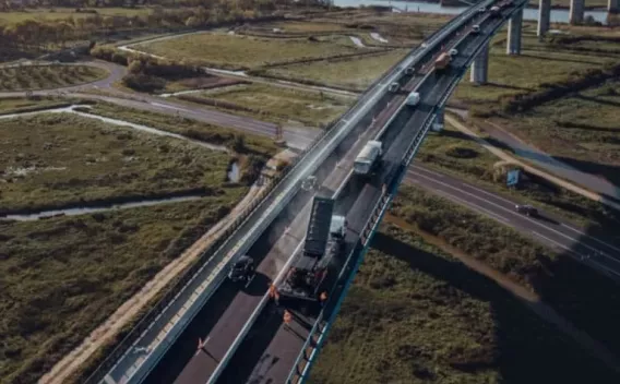 Pose d’enrobé par finisseur sur tablier de pont : épandage, réglage et compactage de la couche de roulement.