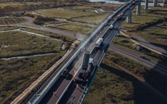 Pose d’enrobé par finisseur sur tablier de pont : épandage, réglage et compactage de la couche de roulement.