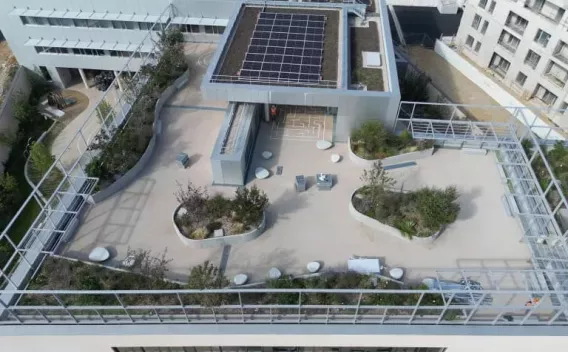 Construction groupe scolaire et crèche à Antony par Colas : Vue aérienne d’un chantier de terrassement et soutènement en zone résidentielle montrant palplanches en place, terrassement en cours, engins de fouille et de compactage, signalisation et zones de stockage.