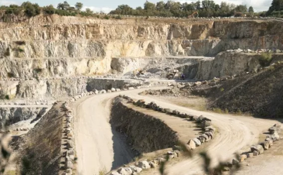 Production et recyclage de matériaux par Colas : Place centrale rénovée et minérale, alliant géométrie paysagère et voirie soignée pour une mise en valeur urbaine immédiate.