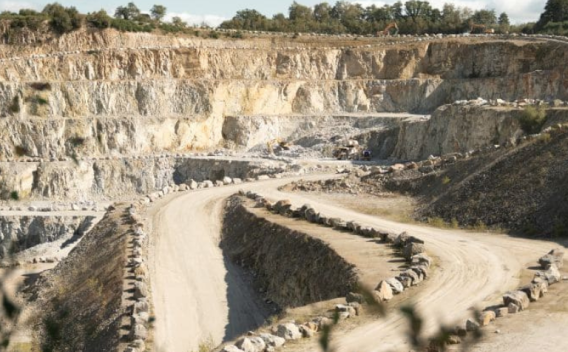 Production et recyclage de matériaux par Colas : Place centrale rénovée et minérale, alliant géométrie paysagère et voirie soignée pour une mise en valeur urbaine immédiate.