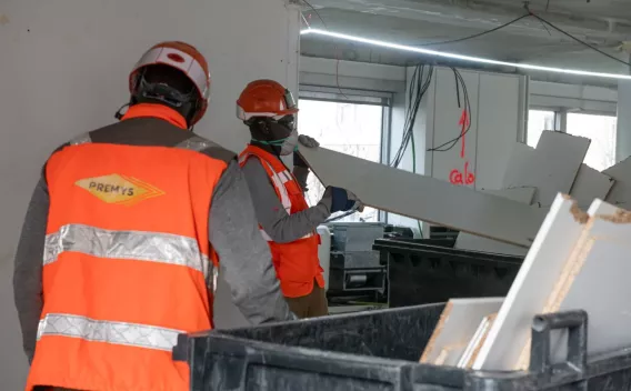 Curage de bâtiment en cours par des collaborateurs équipés sur chantier de déconstruction
