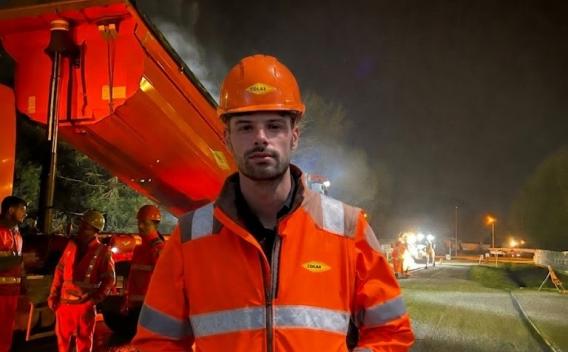Collaborateur Colas portant des EPI sur chantier de nuit